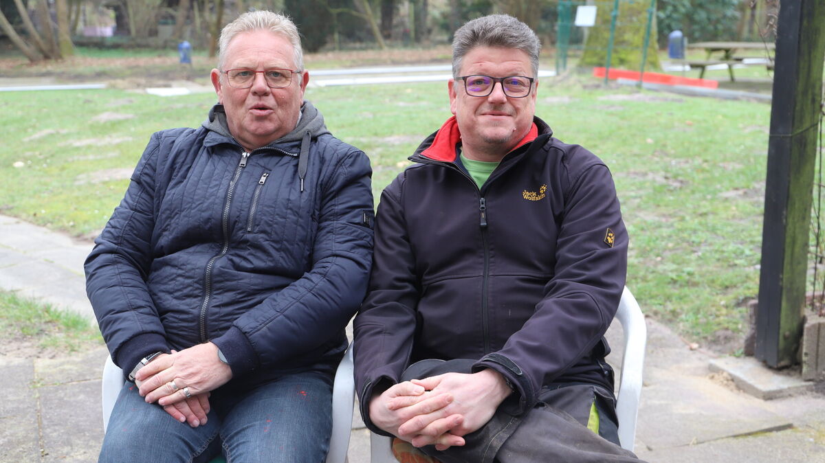 Frank Köhler (links) ist der Pressereferent des MC "Möve" Cuxhaven-Sahlenburg. Sehr zur Freude des Vorsitzenden Christian Somnitz (rechts). Foto: Witthohn