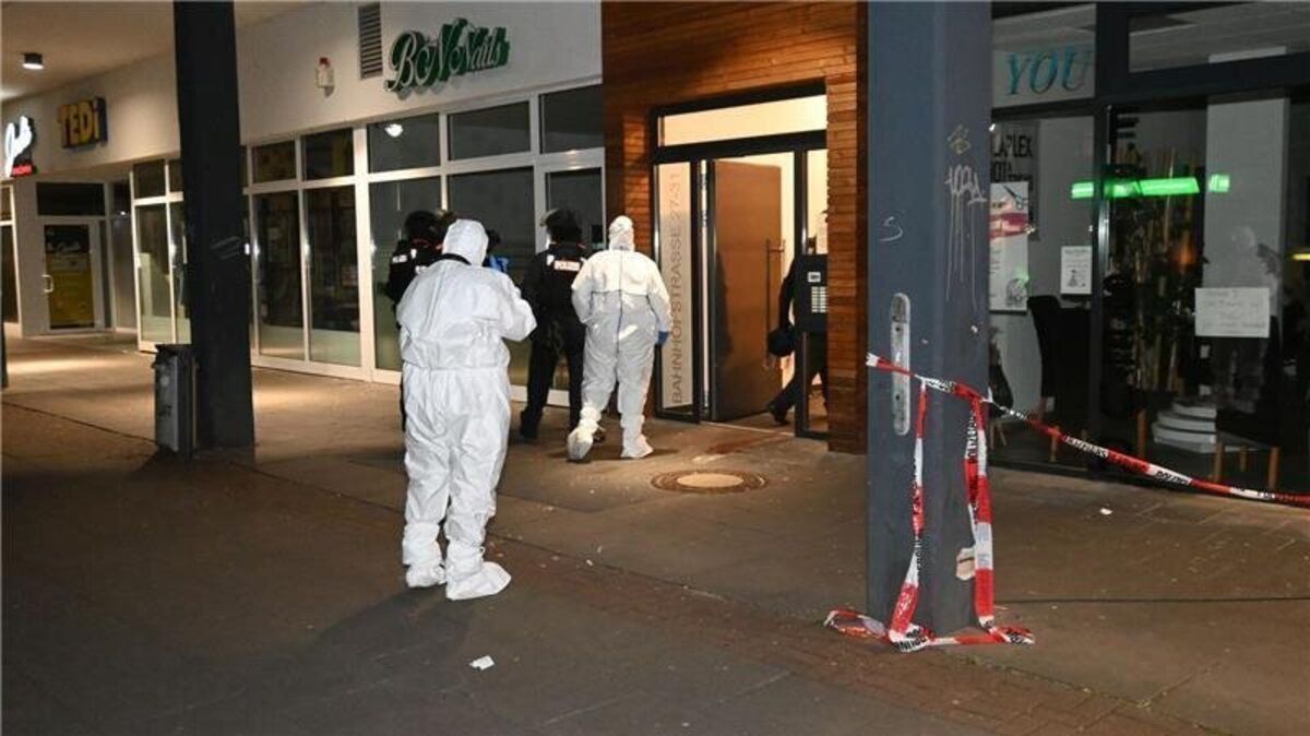 In der Buxtehuder Innenstadt wurde am Montagabend ein Mann durch Schüsse verletzt. In der Nacht war ein Team der Spurensicherung vor Ort. Foto: Vasel