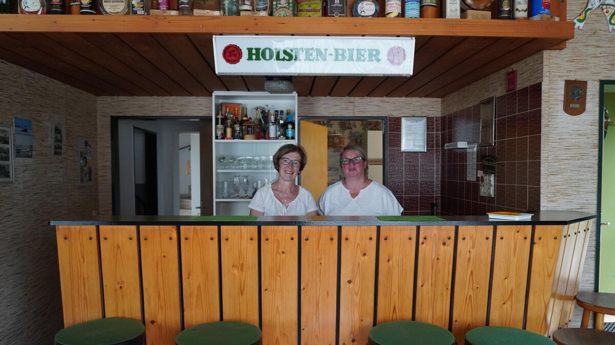 Birte Mußmann (l.), Inhaberin der Gaststätte, und Daniela Siemer, Vorsitzende des Kulturkreises am Dobrock, (r.), kamen über einen Zufall zueinander. Jetzt veranstaltet der Verein Konzerte und Lesungen in der „Kurve“. Foto: Brettschneider