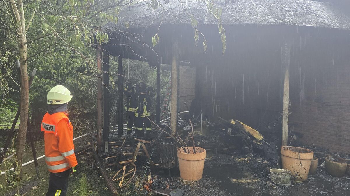 Feuerwehrkräfte kontrollieren den ausgebrannten Wintergarten eines Wohnhauses an der Straße Kampen in Nordleda; ein Übergreifen der Flammen auf das Haus konnte verhindert werden. Foto: Jürgen Lange