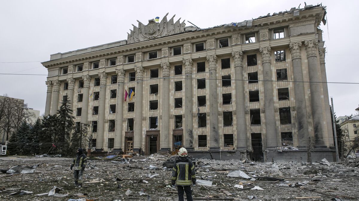 Das Rathaus der Stadt Charkiw ist, wie große restliche Teile der Stadt, schwer beschädigt worden. Zahlreiche Menschen warten in einem Luftschutzbunker darauf, die Stadt verlassen zu können. Foto: dpa/Pave Dorogoy
