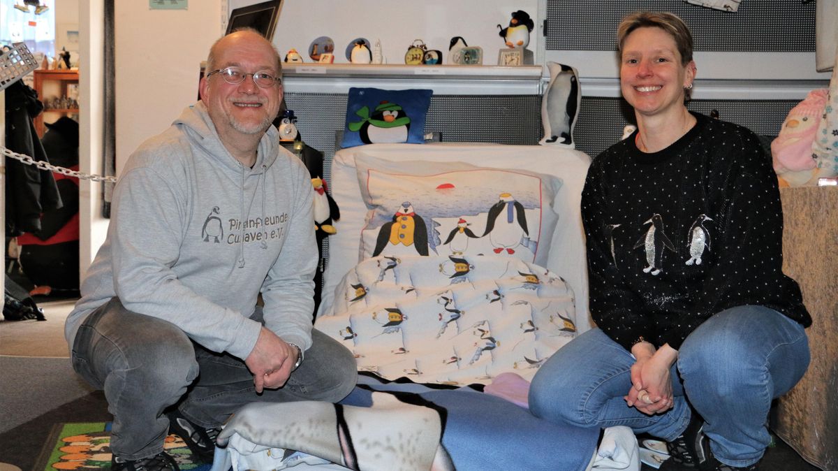 Stefan Kirchhoff und Birgit Berends im Themenbereich "Schlafzimmer". Eine Sonderausstellung, die regelmäßig wechselt. Foto: May