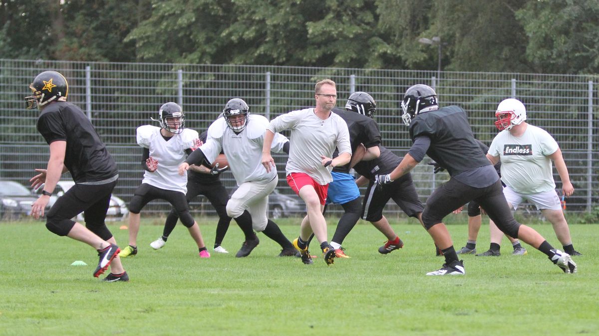 Sportredakteur Frank Lütt ist beim American Football eher dadurch aufgefallen, dass er ohne jegliche Schutzkleidung auf dem Platz stand. In dieser Situation läuft er als Tight End auf den gegnerischen Verteidiger zu, damit dieser nicht dazu kommt, den Quarterback der Angreifer zu tackeln. Foto: May