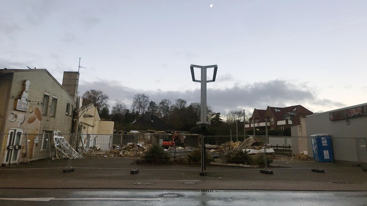 Fast über Nacht ist die Backstube zwischen dem Stammhaus und der Spielothek verschwunden und die ganze Dimension des Grundstücks wird sichtbar. Foto: Reese-Winne