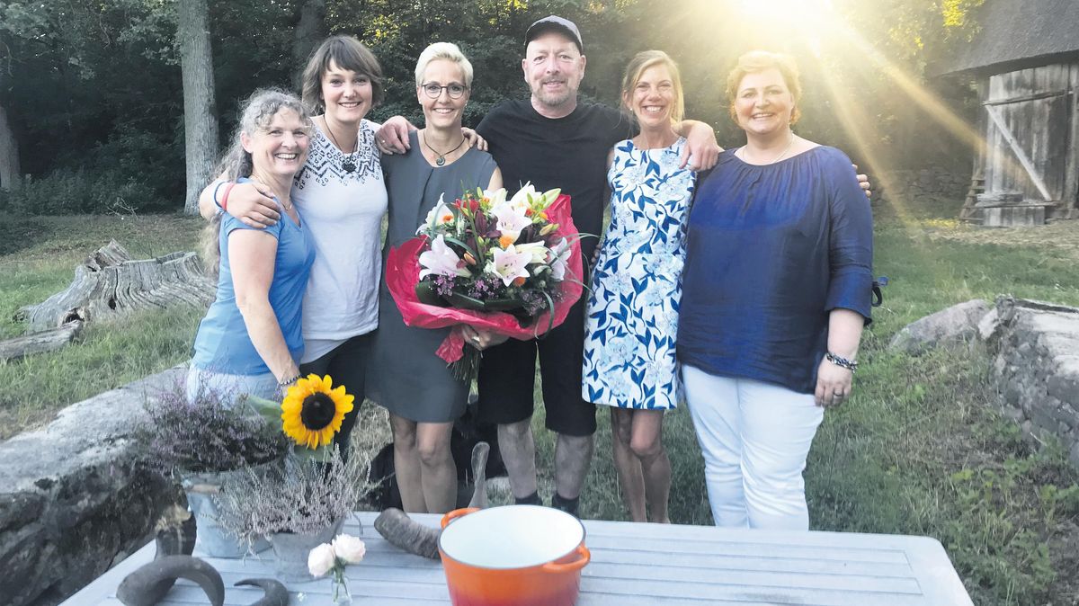 Blumen für Siegerin Wiebke Icken (3. v. l.): Ihre Mitbewerber waren (v. l.) Sylvia Bracker aus Mittelholstein, Ve Spindler aus Südwestmecklenburg, Dirk Endrulat aus der Schaalseeregion, Ute Kuhlmann aus der Lüneburger Heide und Bärbel Feddersen aus Nordfriesland. Foto: red