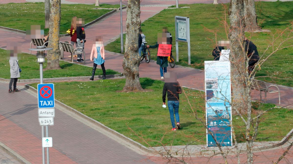 Nach 16 Uhr zerstreute sich das Teilnehmerfeld. Am Schleusenpriel sprachen Gegner der Pandemiepolitik auch mit Passanten. Foto: Koppe