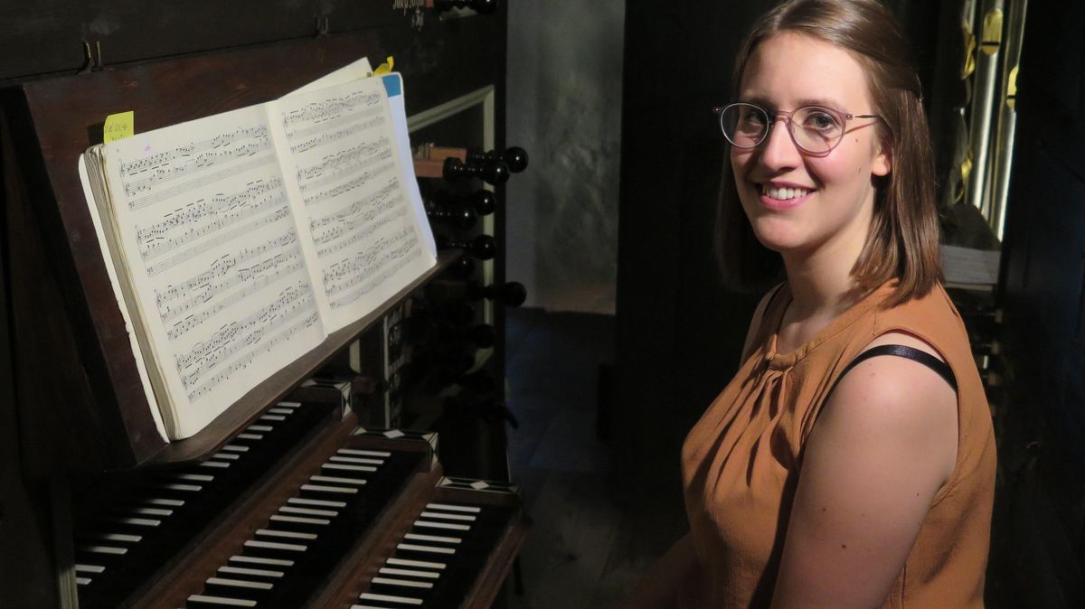 Anna Scholl an der Klapmeyer-Orgel in St. Nicolai Altenbruch. Vergangenen Sonnabend spielte sie dort ihr erstes Konzert nach der monatelangen Corona-Pause. Foto: Cordes