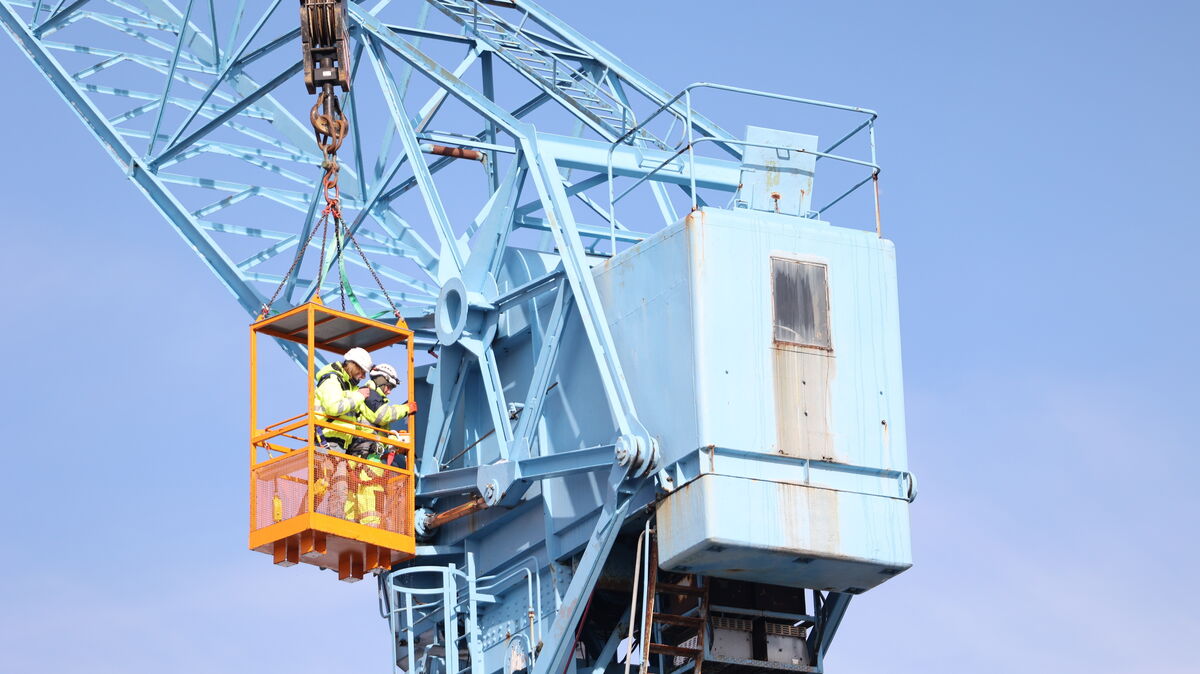 Arbeiten in schwindeleregender Höhe: Die Vorbereitungen für den Abbau sind abgeschlossen. Foto: Fischer