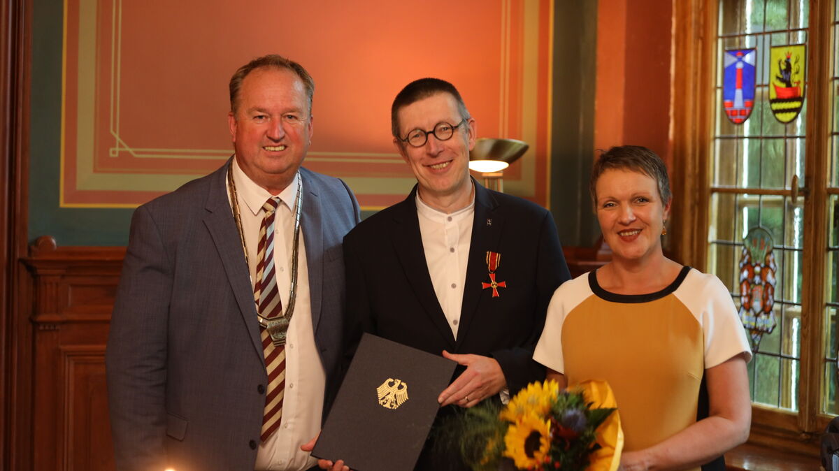 Seemannsdiakon Martin Struwe (m.) bekam am Montag das Bundesverdienstkreuz von Oberbürgermeister Uwe Santjer überreicht. Foto: Fischer
