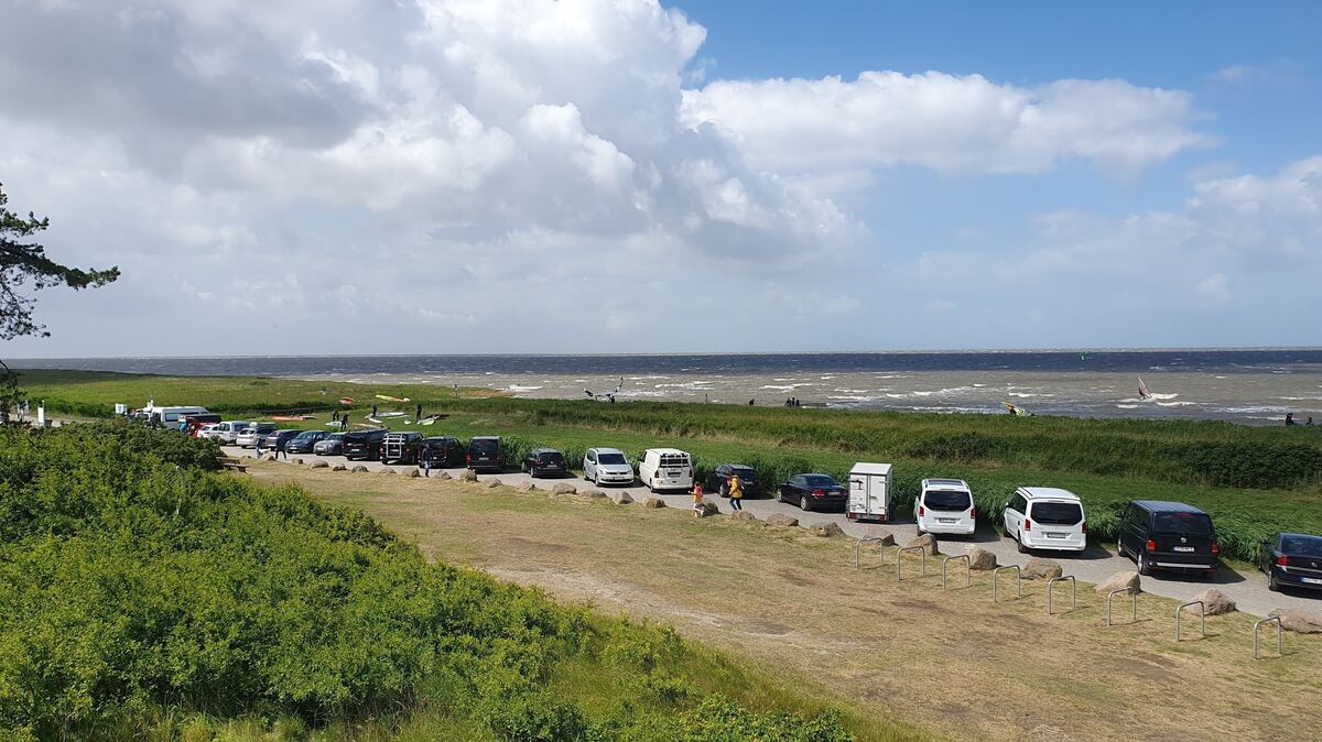 Noch stehen die Kitesurfer mit ihren Fahrzeugen direkt am Strand in Sahlenburg. Das soll sich mit dem Deichbau ändern. Die Pläne für das Mammutbauwerk werden konkreter. Für die Kiter bleibt demnach weniger Platz in direkter Wassernähe. Das sorgt für Unmut. Foto: Rauterberg