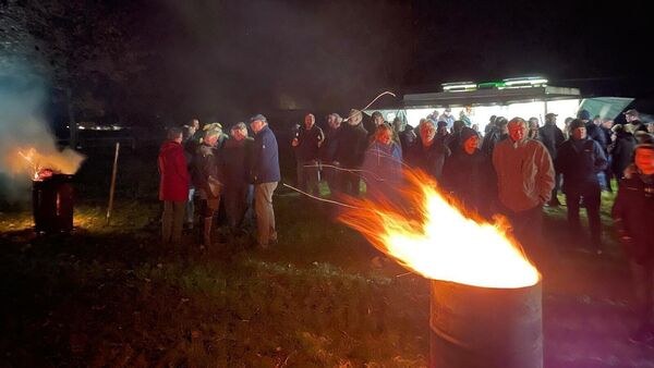 Reiter und Bauern kommen aus Sorge um den Wolf zum Mahnfeuer in die Wingst 