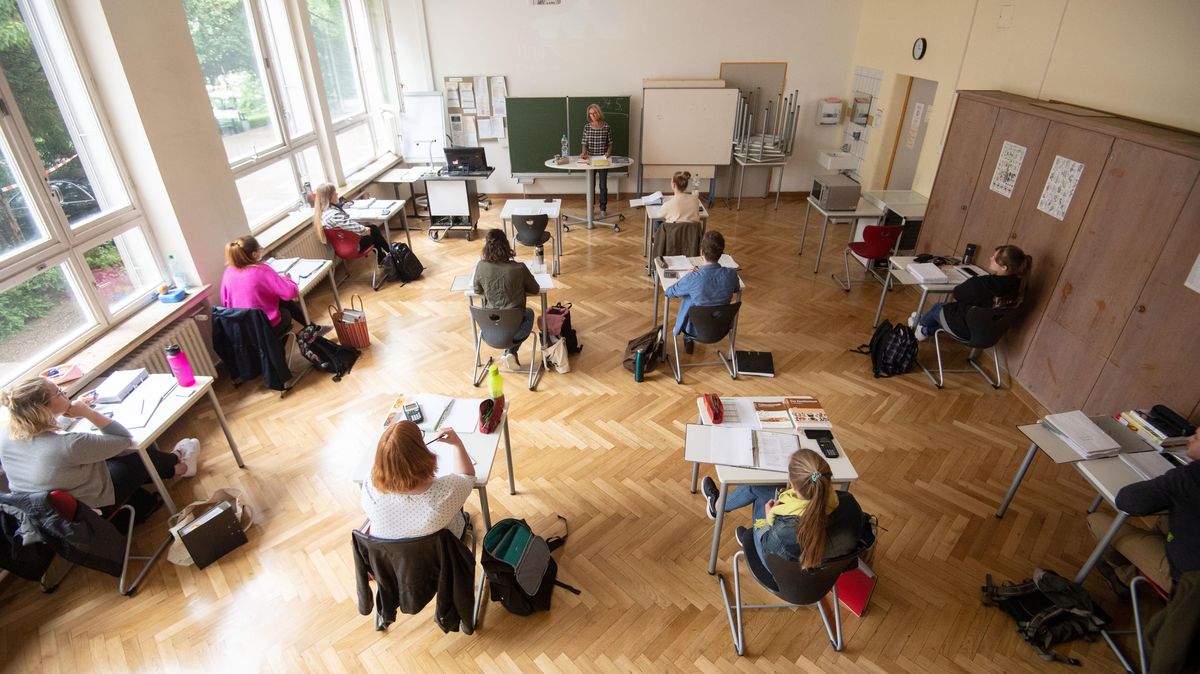 Das Coronavirus hat fünf Schulen im Kreis Cuxhaven erreicht. Symbolfoto: Marijan Murat/dpa
