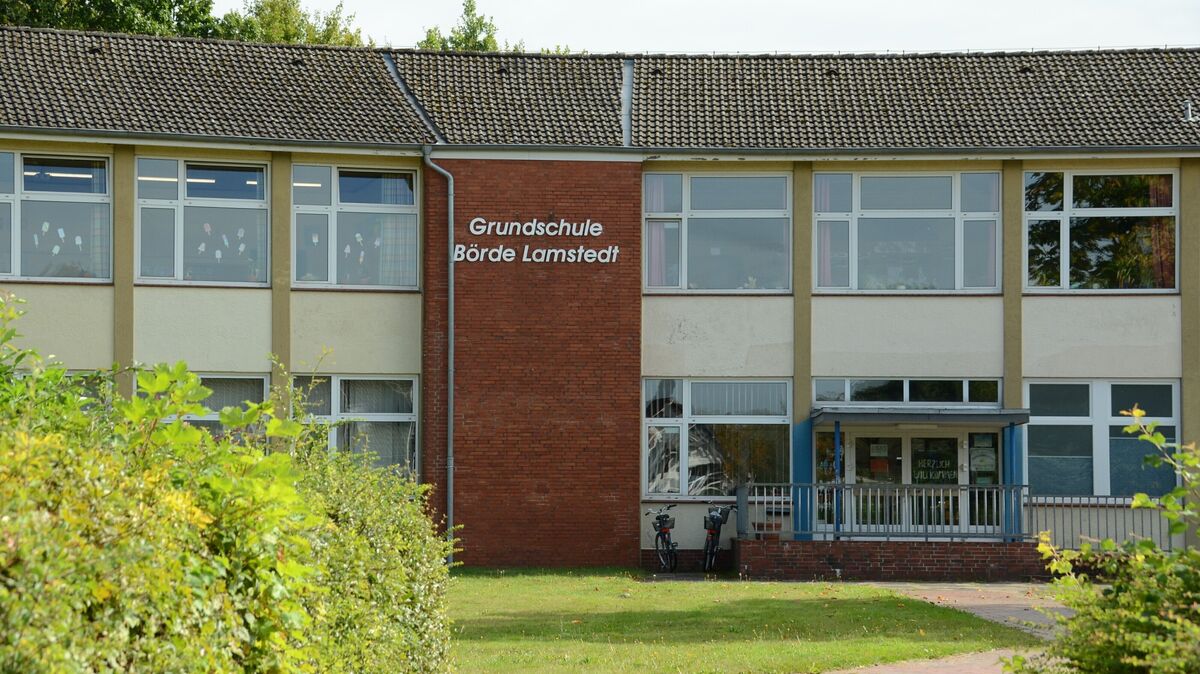 Die Grundschule Börde Lamstedt wird ab dem Schuljahr 2026/27 Ganztagsschule. Die Samtgemeinde geht davon aus, bereits ab 2027 mit dem Bau einer neuen Schule oder wenigstens eines Anbaus beginnen zu können. Die Planungen dafür laufen. Foto: Rohde
