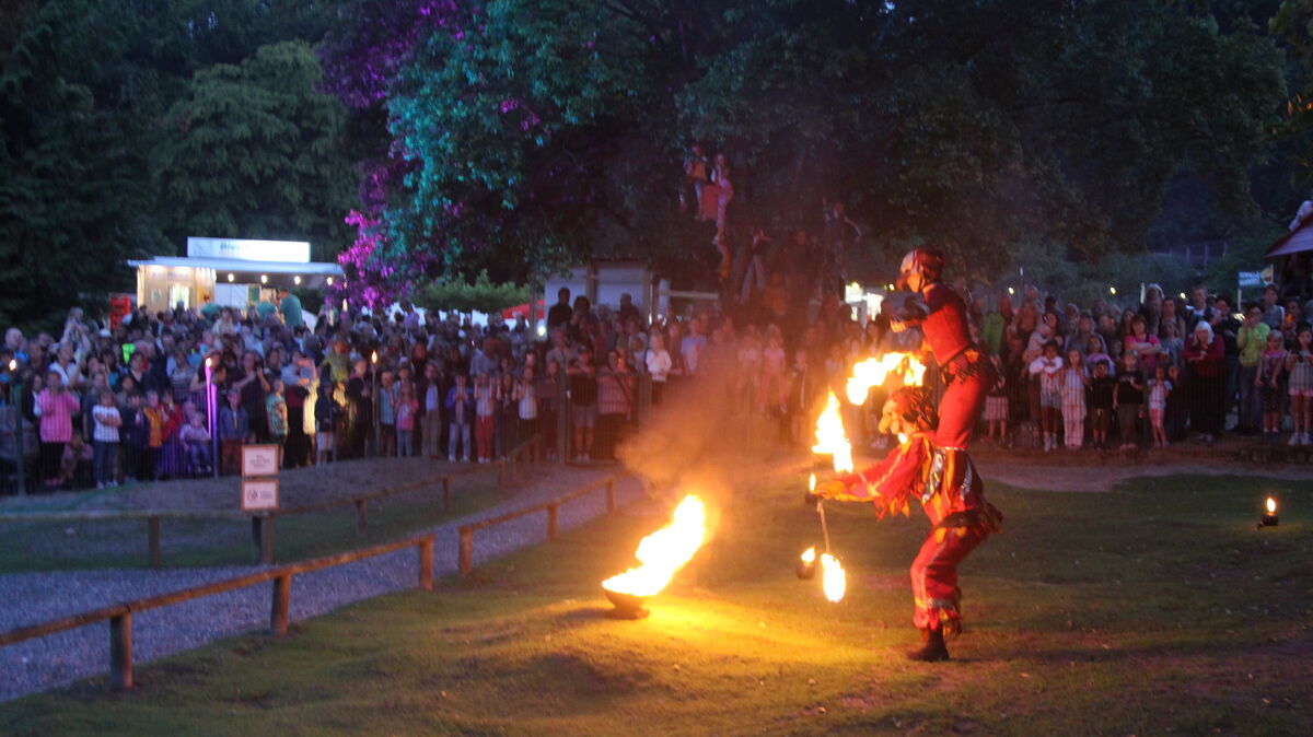 Das Duo Flammenspuk zog mit seiner Feuershow das Publikum in den Bann. Foto: Kramp