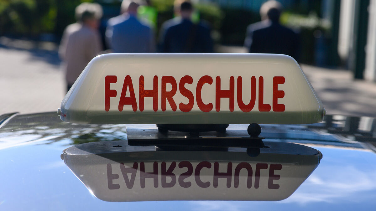 Er ist ein wichtiger Schritt in die Selbstständigkeit für junge Erwachsene und eine große finanzielle Investition – der Führerschein. Dass Fahrschüler heutzutage bis zu 4000 Euro für einen Führerschein der Klasse B hinblättern müssen, ist keine Seltenheit mehr. Foto: dpa/Gabbert