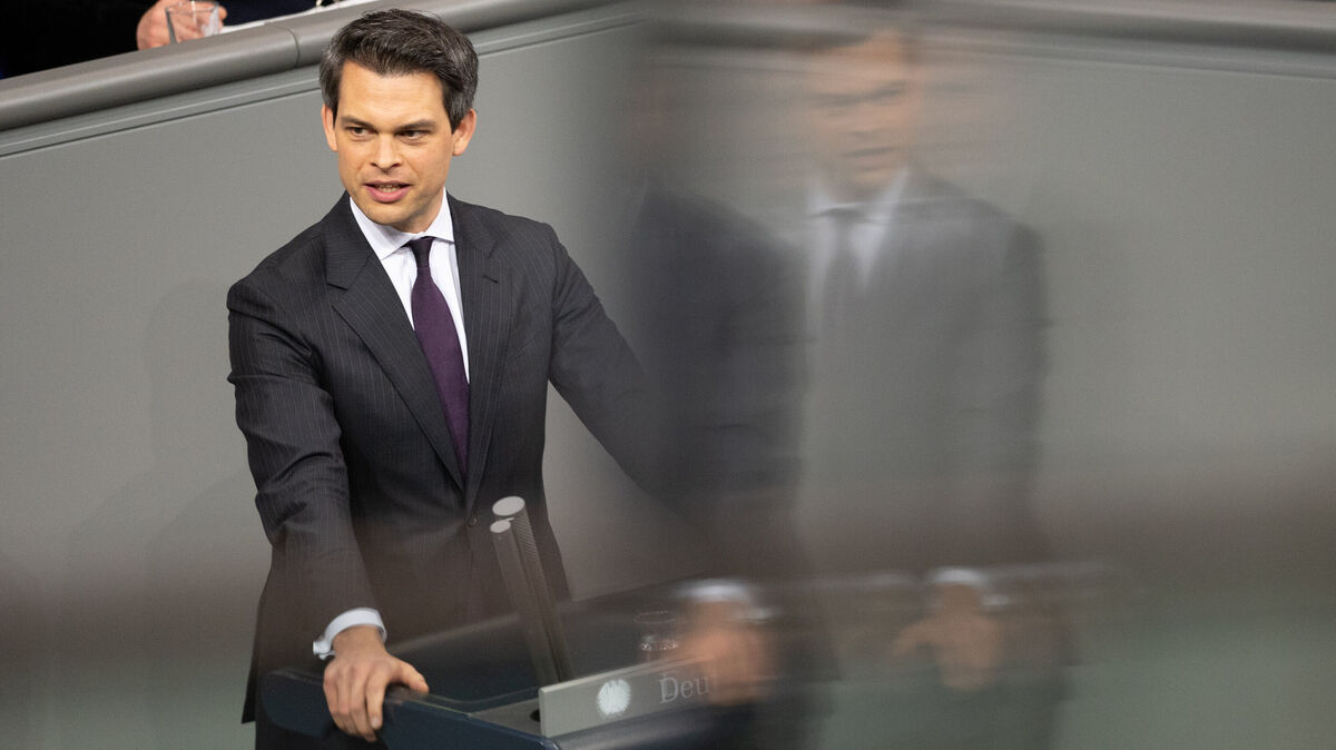 Dr. Christoph Ploß (CDU), Koordinator der Bundesregierung für die maritime Wirtschaft und Tourismus, spricht Ende November im Bundestag während der Debatte zum Bundeshaushalt. Foto: Markus Lenhardt/dpa