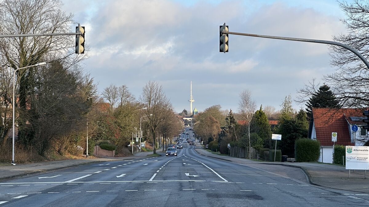 Sobald es dunkel wird, bleibt es seit Tagen im südlichen Teil der Hauptstraße in Altenwalde ohne Straßenbeleuchtung wirklich stockdüster. Foto: Reese-Winne