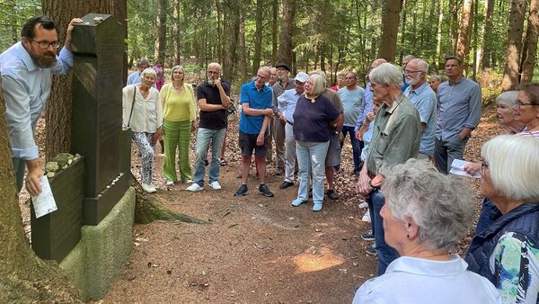 Jüdischer Friedhof Wingst: Rabbi Simon fesselt mit Geschichten und Geschichte