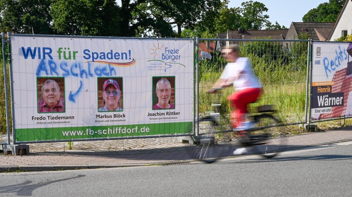 Schmierereien haben Wahlplakate an der Leher Straße in Spaden auf Höhe der Volksbank-Filiale beschädigt. Foto: Scheschonka