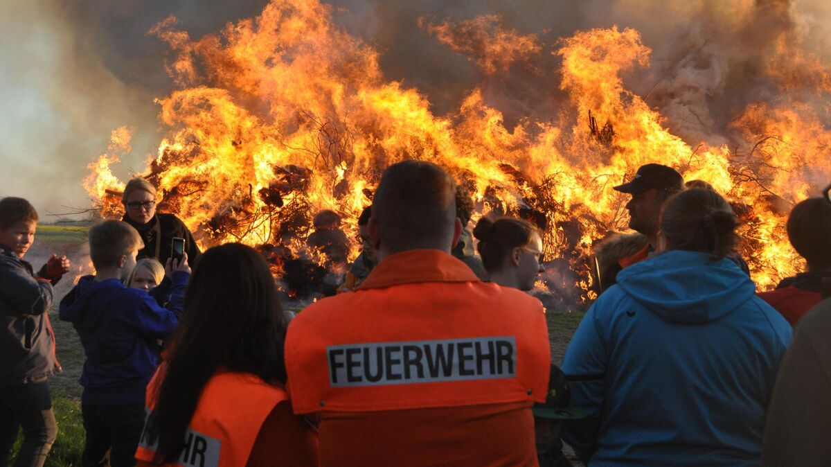 Kommt die Rückkehr der Bräuche? Gut möglich, dass Traditionen wie Osterfeuer (hier 2019 in Osterbruch) in diesem Jahr wieder möglich sind. Archivfoto: Kramp