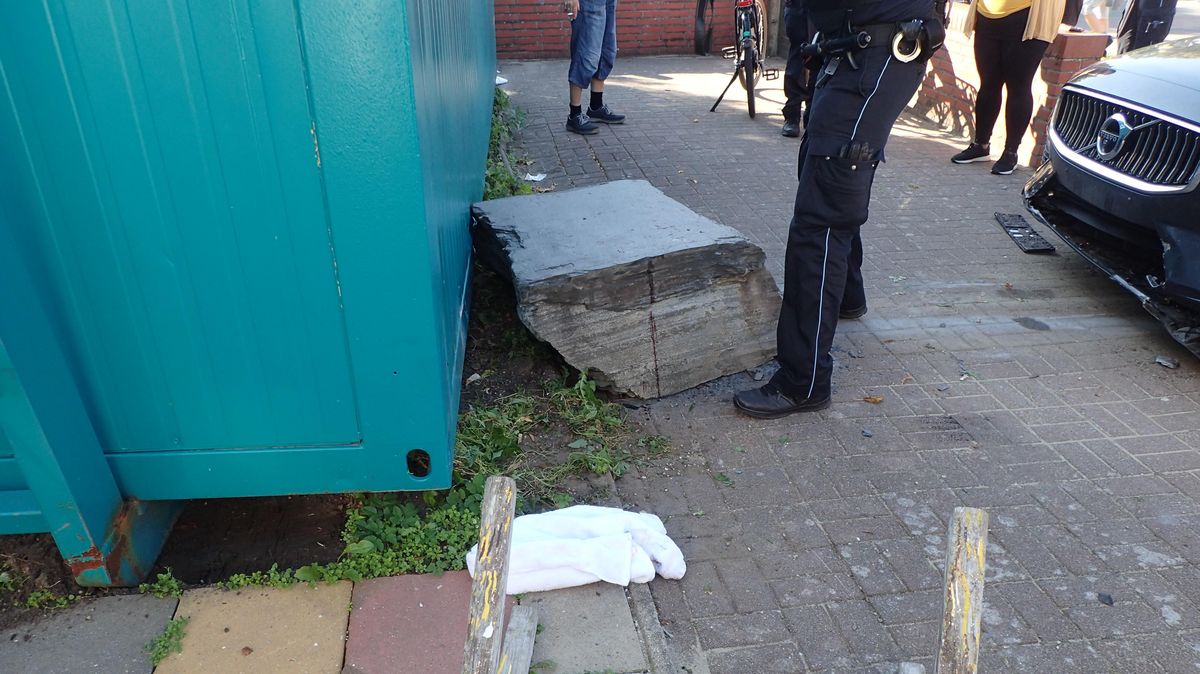 Diesen Granitblock schob der einparkende 41-Jährige um zwei Meter nach vorne - sodass ein junger Mann, der vor dem Corona-Testcontainer in Duhnen stand, eingeklemmt wurde. Er kam mit schweren Beinverletzungen ins Krankenhaus. Foto: Berufsfeuerwehr Cuxhaven