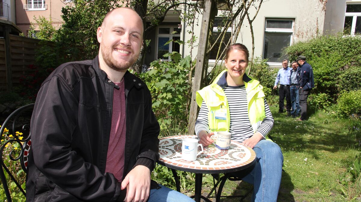 Vor Kurzem trafen sich die Mitarbeiter von Seemannsmissionen zum Weltkongress in Bad Bederkesa. Mit dabei war auch Felipi Schütz Bennert (l.). Der 29-Jährige arbeitet als Seemannspastor in der brasilianischen Hafenstadt Santos. Im Garten des Cuxhavener Seemannsheims traf er sich zum Erfahrungsaustausch mit Inga-Kristin Thom. Foto: Sassen