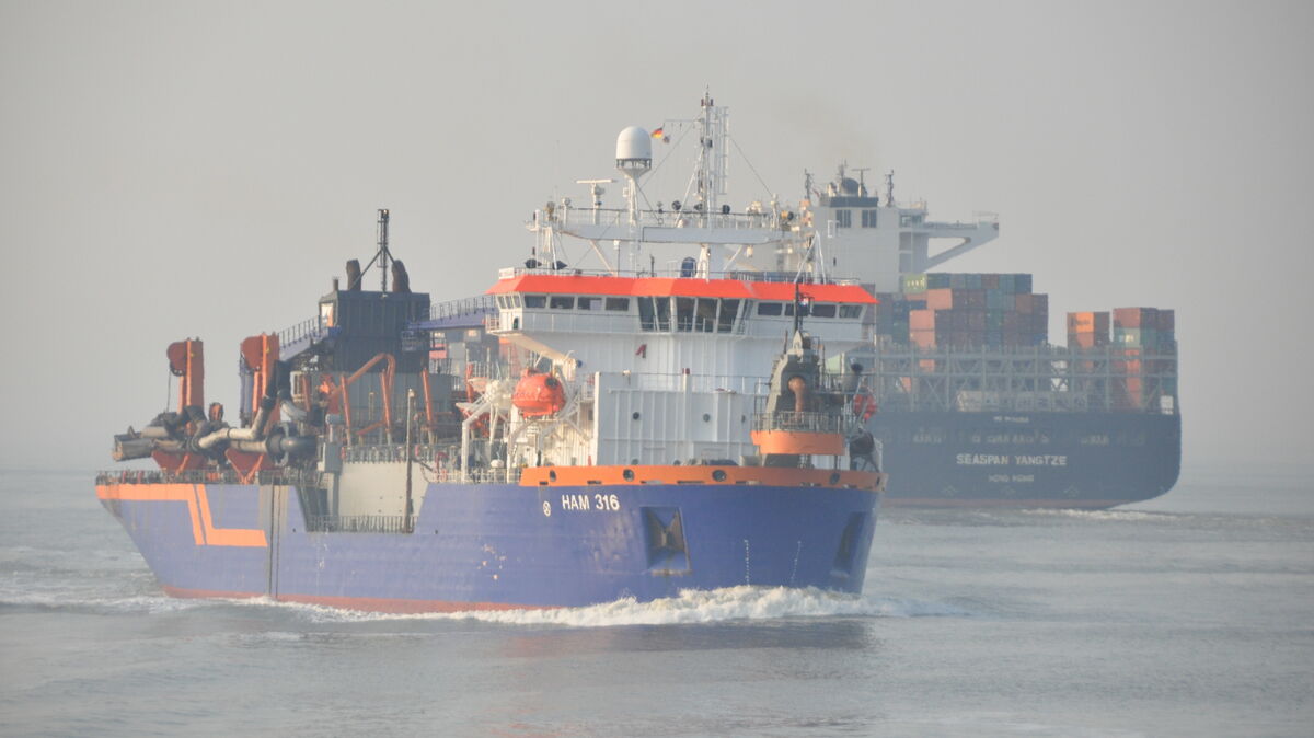 Laderaumsaugbagger auf der Außenelbe. Foto: Kramp