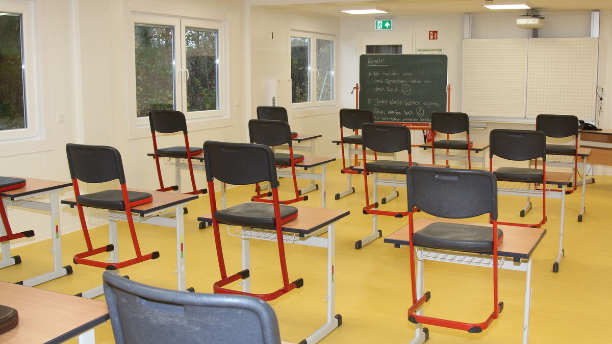 An der Grund- und Oberschule Süderwisch steht bereits ein Trakt aus Modulen (basierend auf Containern). Trotzdem reicht der Platz für Grund- und Oberschule hinten und vorne nicht, sodass nun die Nutzung von Räumen der Gnadenkirche im Raum steht. Fotos: Reese-Winne