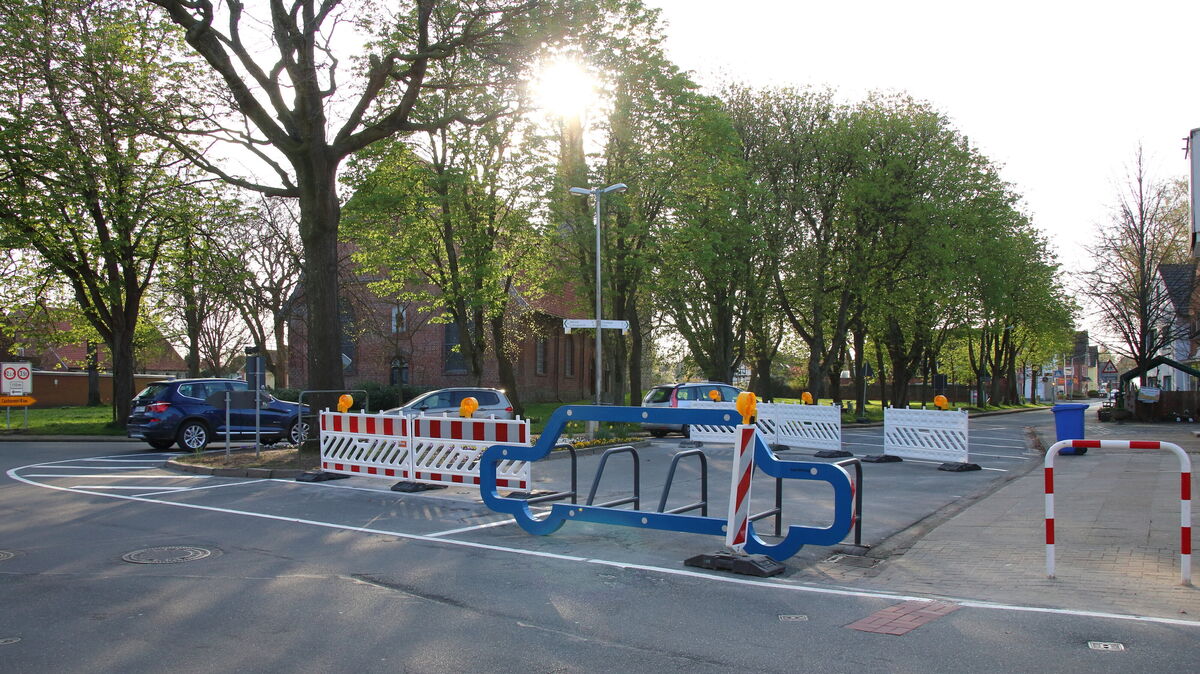 In der Altenbrucher Ortsmitte wird der Rechtsabbieger-Verkehr in Richtung Innenstadt ab sofort hinter (und nicht wie bis dato) vor der Verkehrsinsel vorbeigeleitet. Die alte Abbiegespur bietet Parkraum - nicht zuletzt auch für Fahrräder. Foto: Koppe