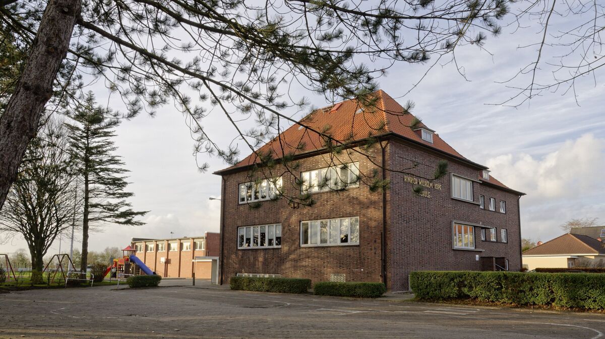 Die Grundschule Neuenkirchen soll geschlossen werden. Über einen entsprechenden Vorschlag der Verwaltung sollen der Schul- und Sportausschuss, der Bauausschuss und der Samtgemeindeausschuss beraten und der Samtgemeinderat im Juni entscheiden. Foto: RaBoe/Wikipedia