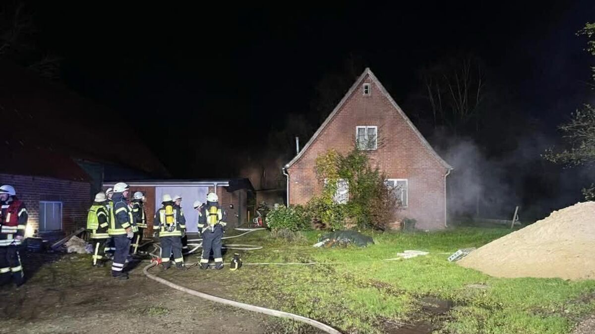 Einsatz unter Realbedingungen: Die Feuerwehr Neuenkirchen probte den Ernstfall in einem leerstehenden Wohnhaus. Foto: Feuerwehr