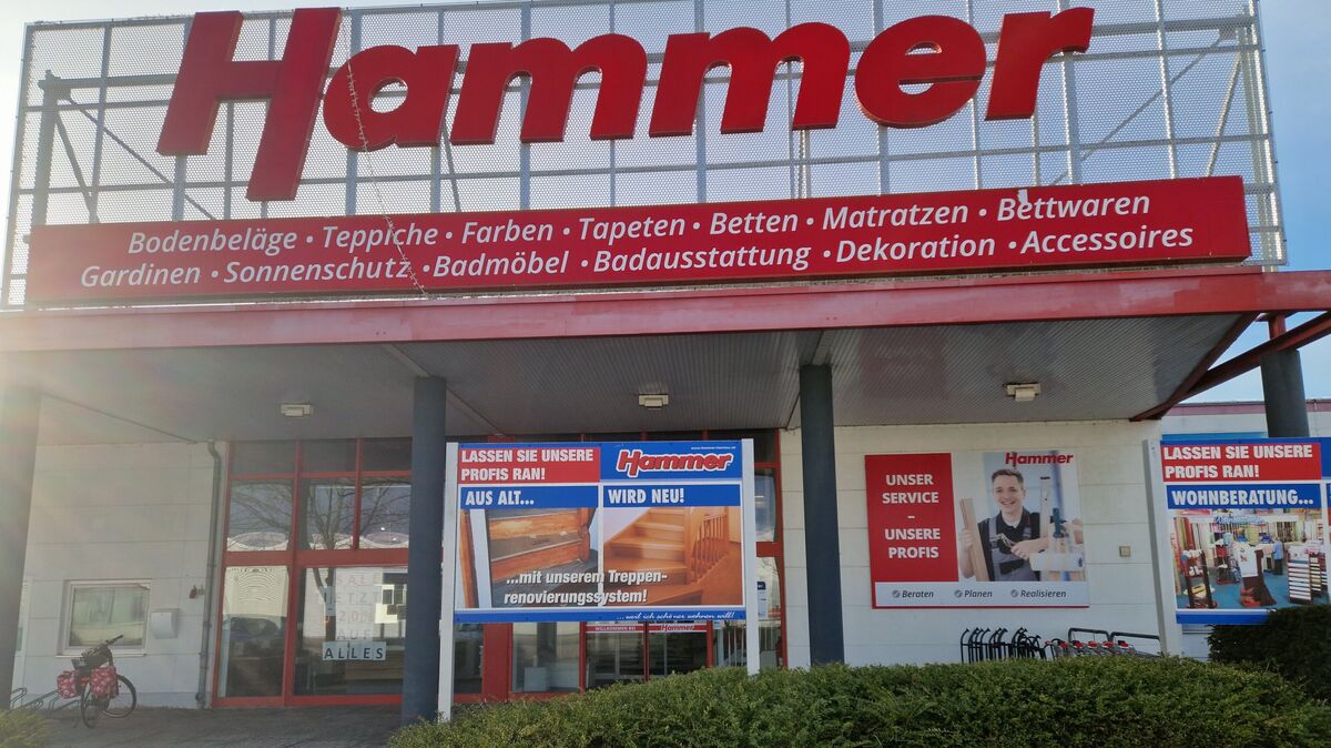 Der Hammer-Fachmarkt in der Abschnede: Trotz laufender Insolvenzverfahren bleiben die Türen für Kunden geöffnet. Viele Regale sind allerdings leer. Foto: Larschow