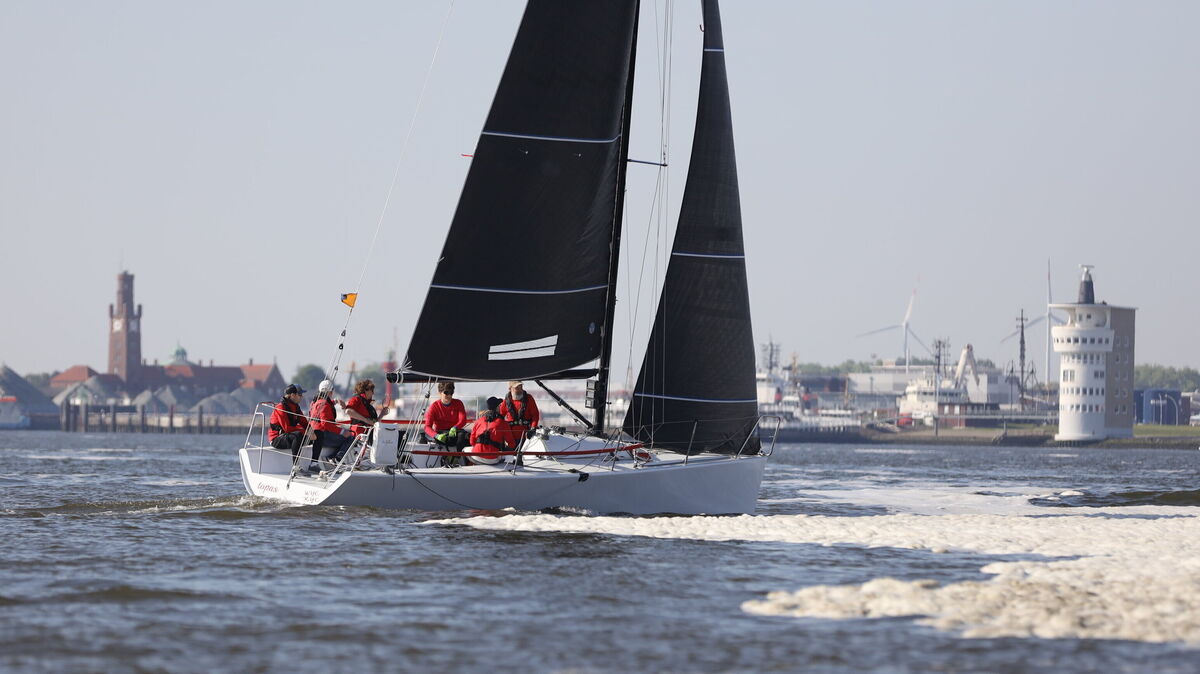 Vor Cuxhaven startete am Sonnabendmorgen eine von vier Zubringerregatten nach Helgoland – der sogenannte Noblex-Cup. Für die Crew der Topas von Bootseigner und Steuermann Dr. Harald Brüning lief sie sehr gut. Das Boot war am schnellsten auf der Hochseeinsel. Foto: Unruh