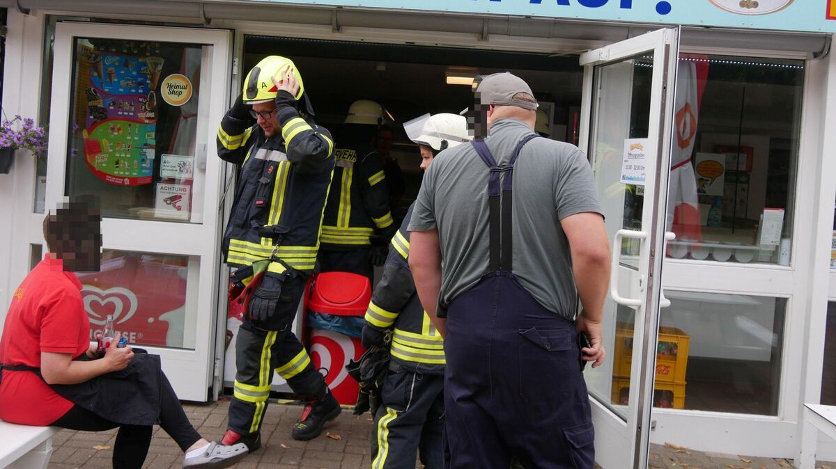 Einsatzkräfte vor dem Imbiss in Hemmoor. Foto: Lange