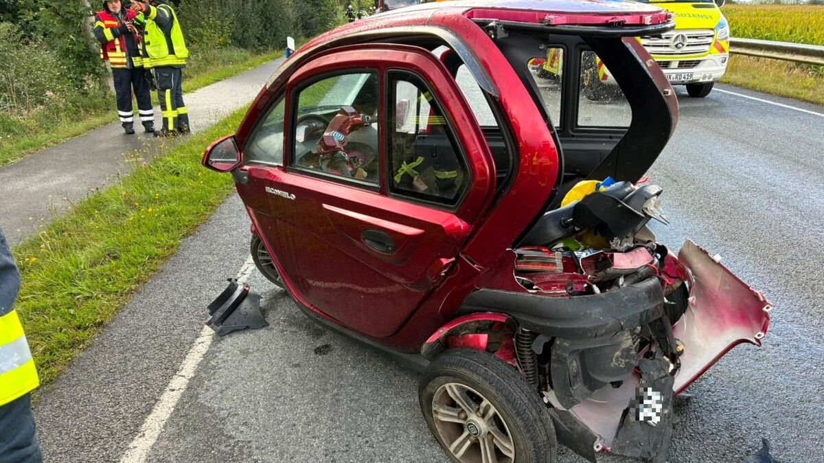 Zu dem schweren Unfall mit einem Kabinenroller kam es am Sonnabend auf der B495 bei Osten: Das Leichtkraftfahrzeug wurde dabei von einem Auto erfasst. Foto: Lange