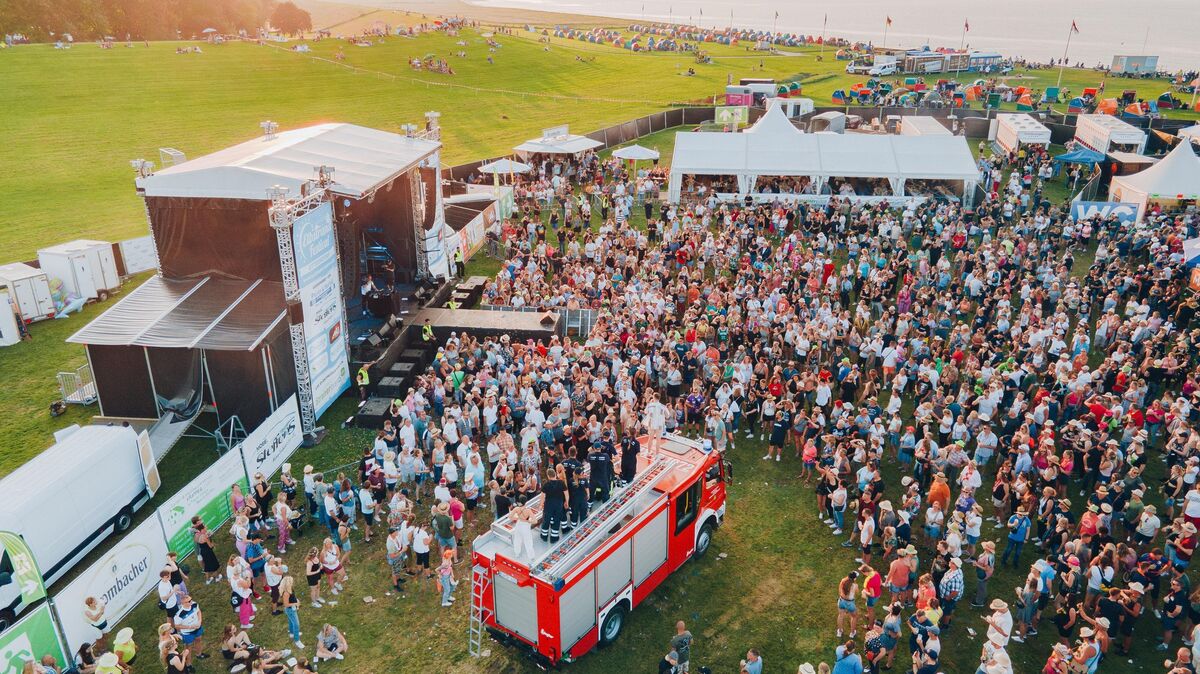 Lebendige Festivalstimmung am Elbstrand 2023: Trotz Absage 2026 blickt Otterndorf voller Vorfreude auf das kommende Jahr. Dann soll das beliebte Format erneut gefeiert werden. Die Vorbereitungen sind bereits angelaufen.