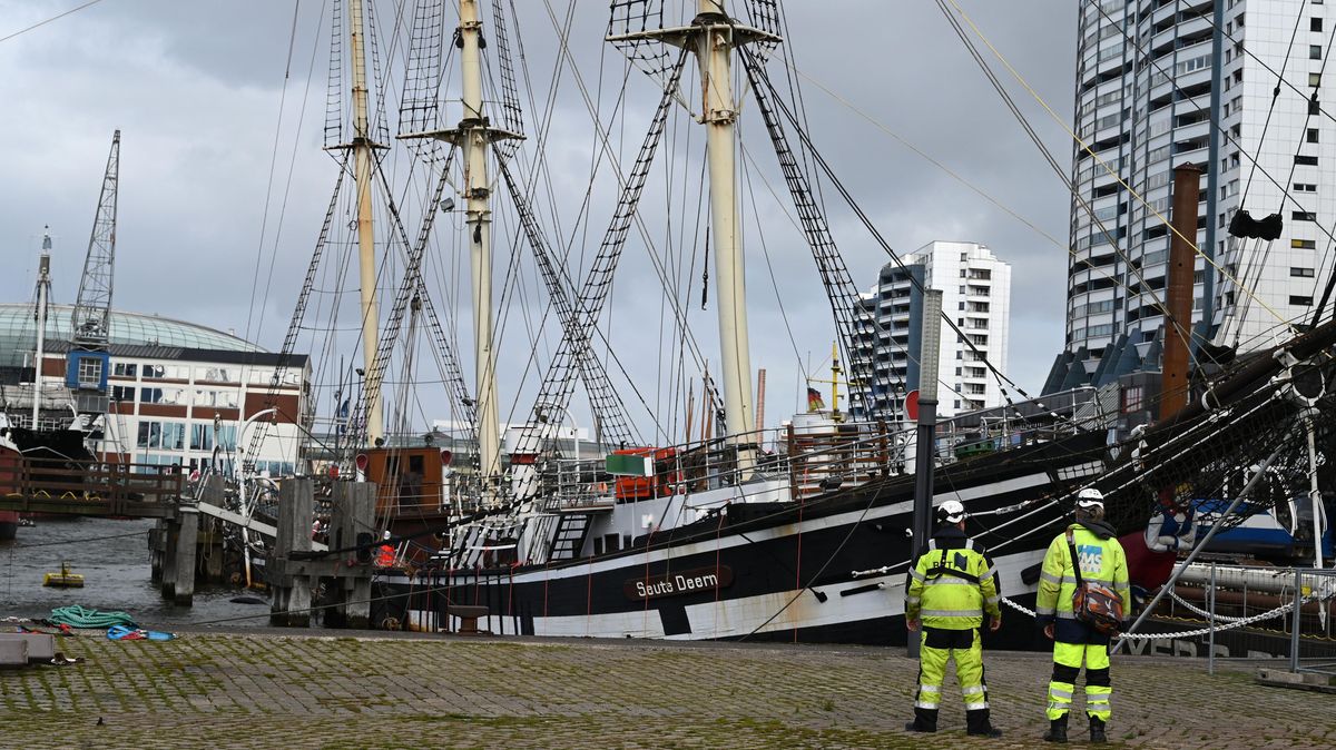 Das historische Segelschiff "Seute Deern" liegt nach einem Wassereinbruch auf dem Grund des Hafenbeckens. Foto: Jaspersen/dpa