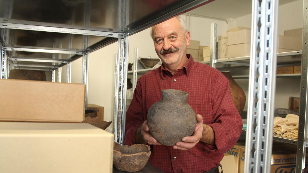 Andreas Wendowski-Schünemann mit einer Urne aus dem Bestand der städtischen Sammlung. Was in der Freiluftsaison zutage gefördert wurde, muss später dokumentiert und wissenschaftlich bewertet werden. Foto: Reese-Winne