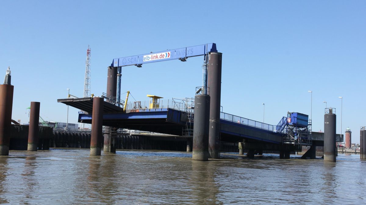 Die Rampe des Fähranlegers am Cuxhavener Steubenhöft liegt nach dem Scheitern der Elb-Link-Fährgesellschaft Ende 2017 brach. Ob der Fährkopf wiederbelebt wird, steht derzeit noch in den Sternen. Foto: Sassen