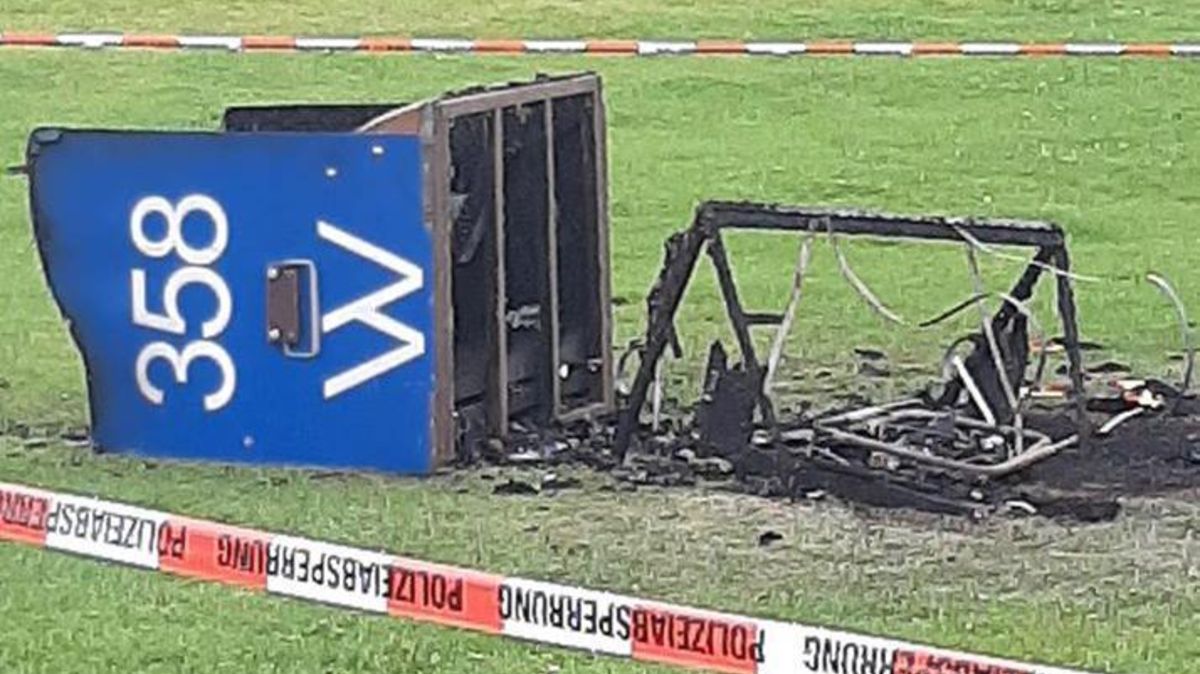 Der Strandkorb brannte komplett aus. Die Polizei sperrte den Bereich ab. Foto: Stefan Harjus