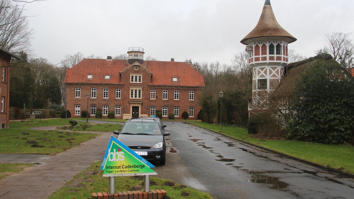 Das Schloss in Cadenberge wird seit mehr als 40 Jahren als Internat von auswärtigen Schülerinnen und Schülern der BBS Cadenberger genutzt. Die im Stil der Weserrenaissance erbaute herrschaftliche Immobilie ist im Besitz des Landkreises Cuxhaven. Foto: Kramp