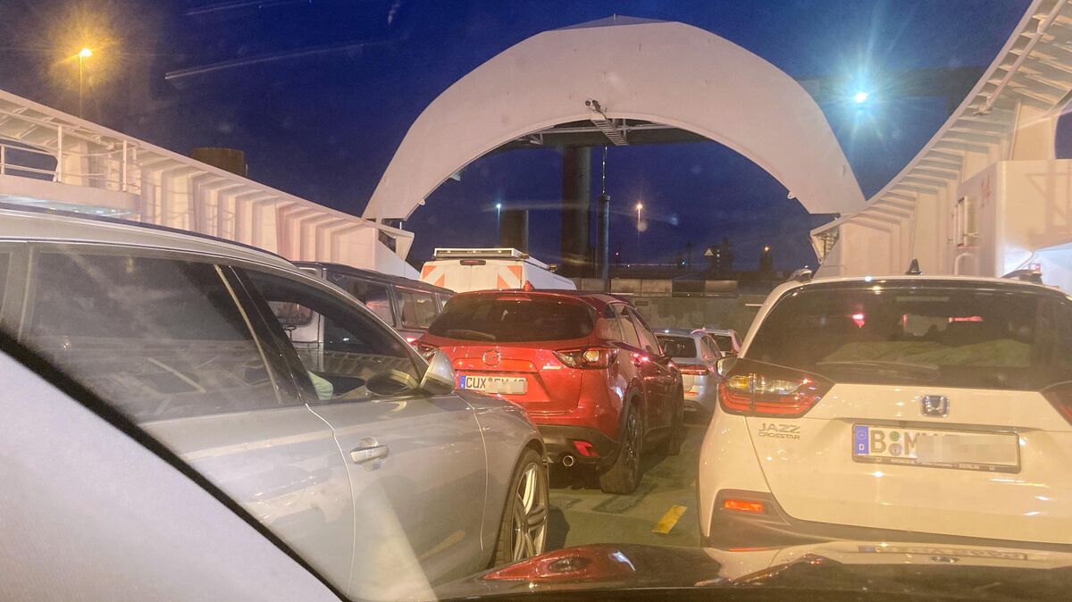 Autos kurz vor dem "Roll off" am Cuxhavener Steubenhöft: Dass dieses Bild aus dem Frühjahr 2021 baldmöglichst wieder Realität wird, wünschen sich viele Bürgerinnen und Bürger auf beiden Seiten der Elbe. Foto: Koppe