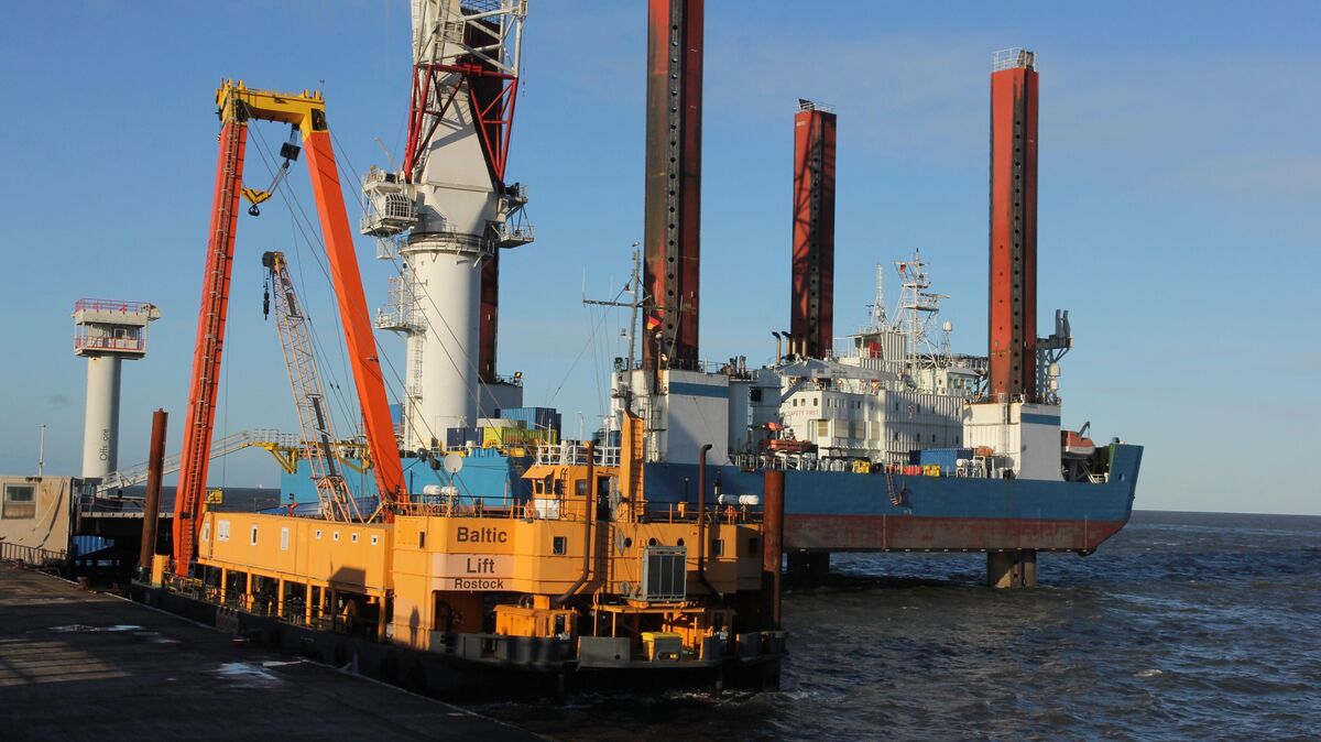 Für einen großen Kraftakt kam das  Errichterschiff Windlift I in Cuxhaven zur Hilfe. Foto: Sassen
