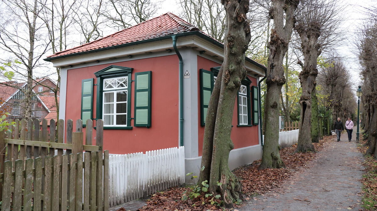 Das klassizistische Gartenhaus am Süderwall, Sommerdomizil der Otterndorfer Stadtschreiberinnen und Stadtschreiber, ist in einem beklagenswerten Zustand und muss grundlegend saniert werden. Foto: Mangels