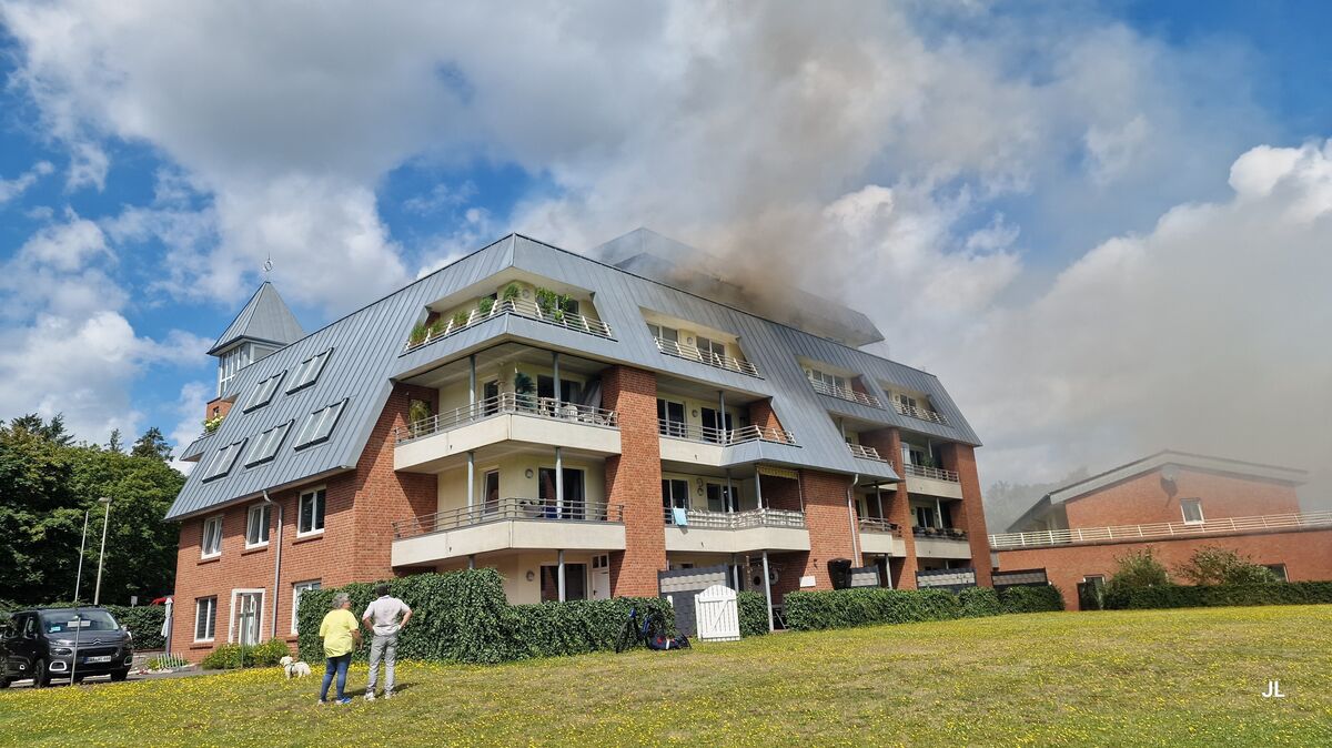 Ein Großbrand in der "Nordseeresidenz Wingst" löste am Sonntag einen umfangreichen Einsatz von Feuerwehr und Rettungskräften aus. Foto: Lange