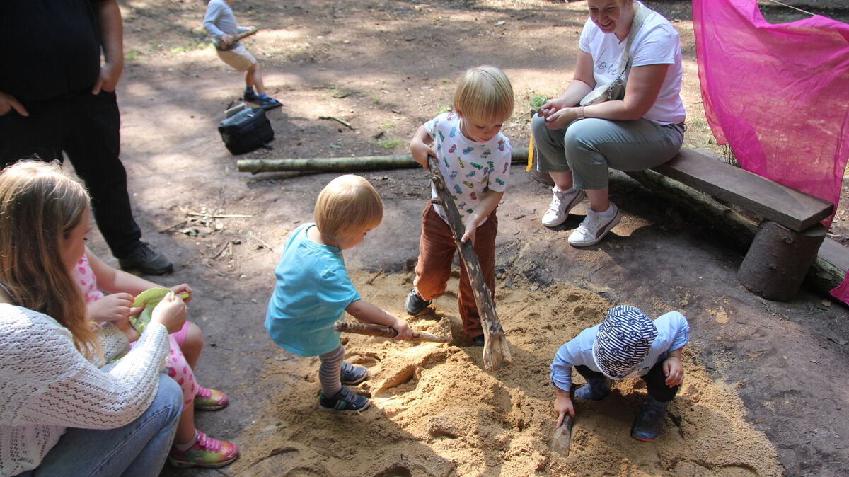 Viel gespielt wurde natürlich beim Waldfest des Waldkindergartens Wanna. Foto: Grewe