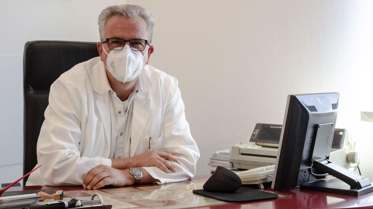 Bei Allgemeinmediziner Dr. André Kleineidam aus Cuxhaven-Altenwalde steht das Telefon nicht mehr still. Foto: Stoike