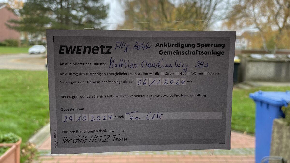 Urplötzlich tauchte der Zettel mit der Ankündigung der Sperrung des Gemeinschaftsstroms vergangene Woche an der Eingangstür auf; die Mieter können sich darauf keinen Reim machen. Foto: Reese-Winne
