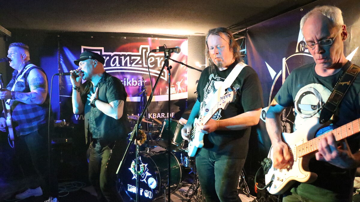 In der kuscheligen Atmosphäre der Musikbar Franzler zeigten die Musiker von "Mont Go", dass sie nichts verlernt haben. Foto: Mangels