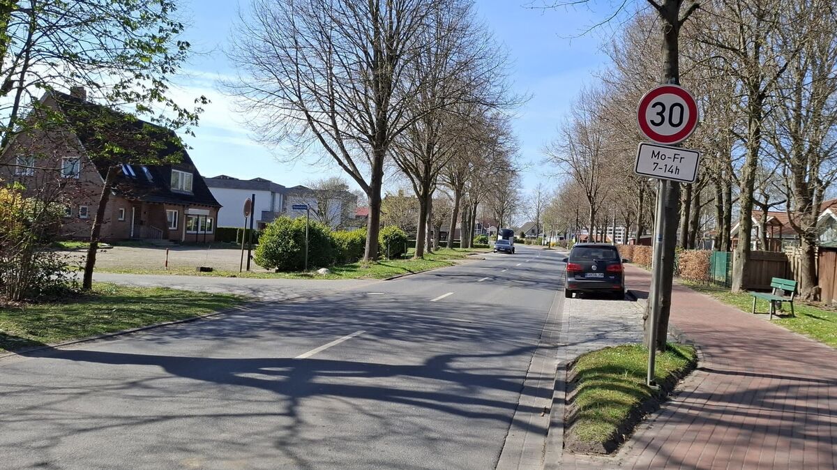Die Landesstraße in Wanna: Ein Anwohner klagt seit dem Frühlingsbeginn über Raser und andere Verkehrssünder. Er fordert mehr Kontrollen im Ort. Foto: Heinsohn